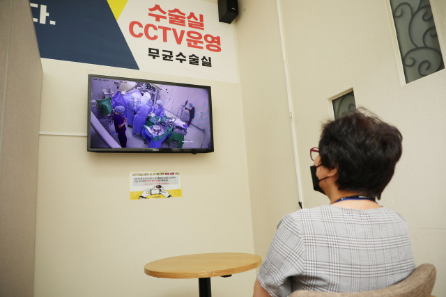 환자의 보호자가 힘찬병원 수술실에 설치한 CCTV를 통해 수술 장면을 실시간으로 시청하고 있다.